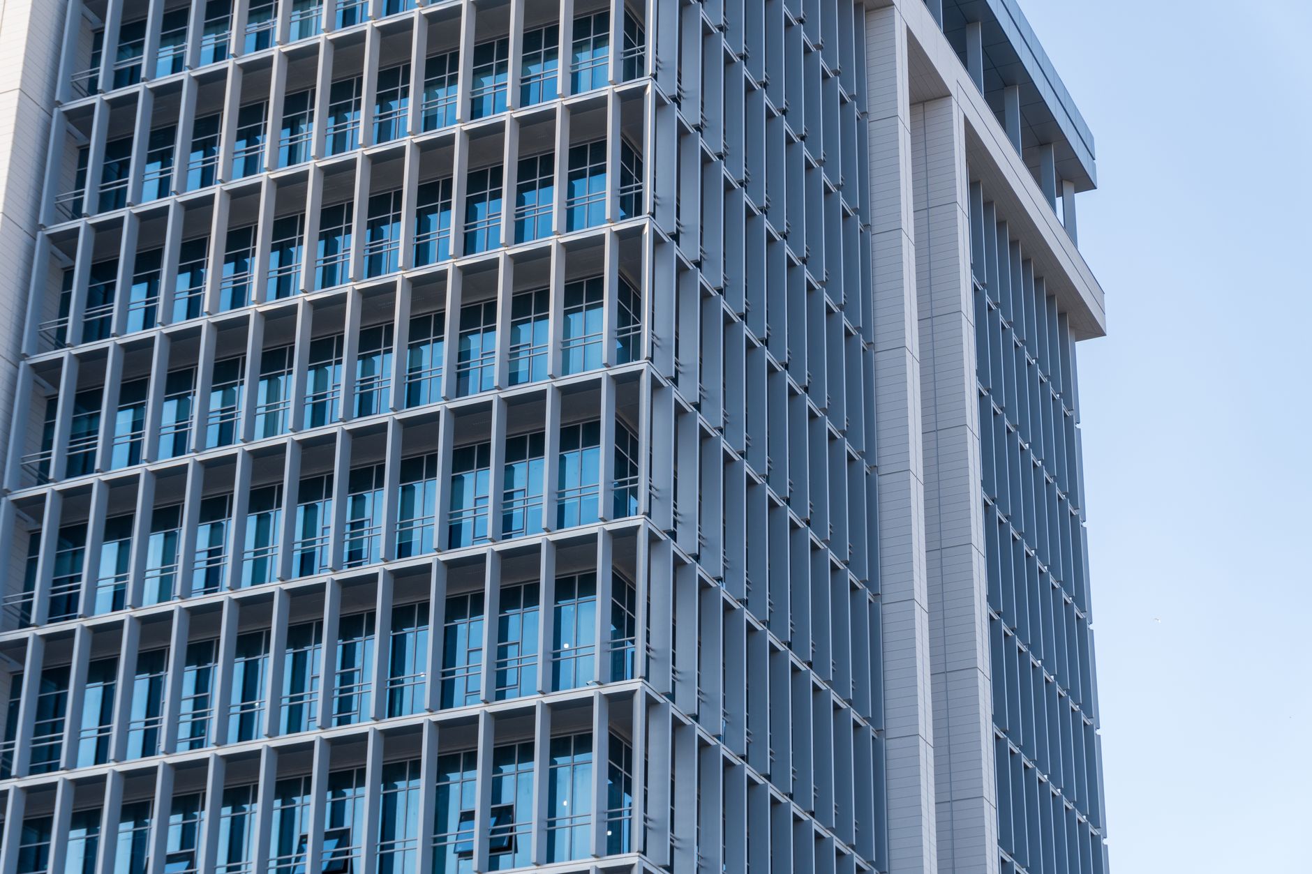 Modernes Gebäude einer Finanzaufsichtsbehörde in einer europäischen Stadt, Symbol für Aufsicht