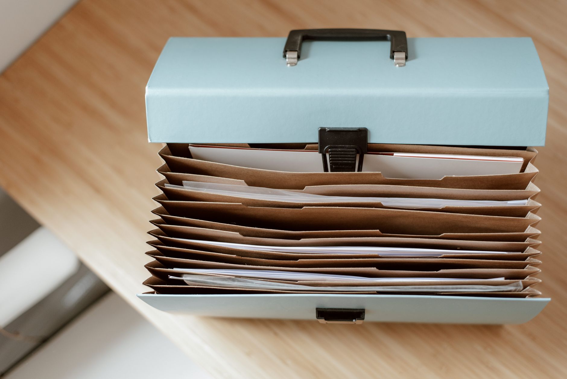 Organisierte Geschäftsdokumente und Ordner auf einem Schreibtisch, die Onboarding-Vorbereitung darstellen