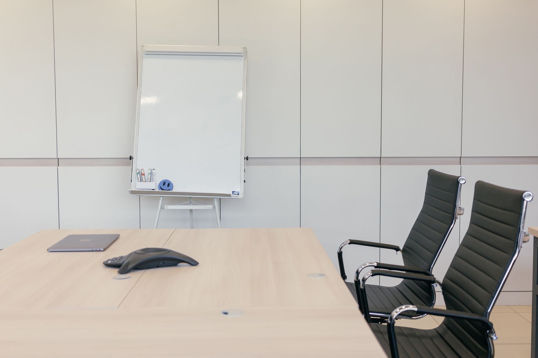 Unternehmensteam, das Dokumente in hellem Büro prüft und sich auf Kontoantrag vorbereitet