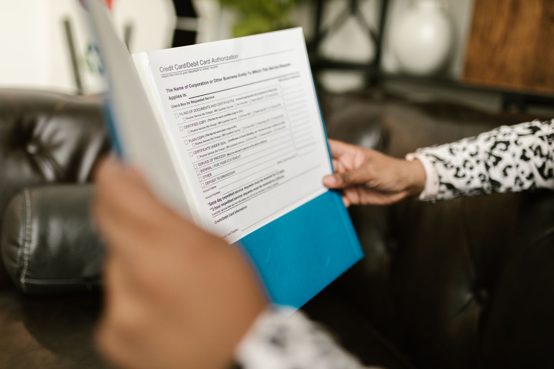 Nahaufnahme einer Compliance-Checkliste mit Stift, die Verifizierungsanforderungen illustriert