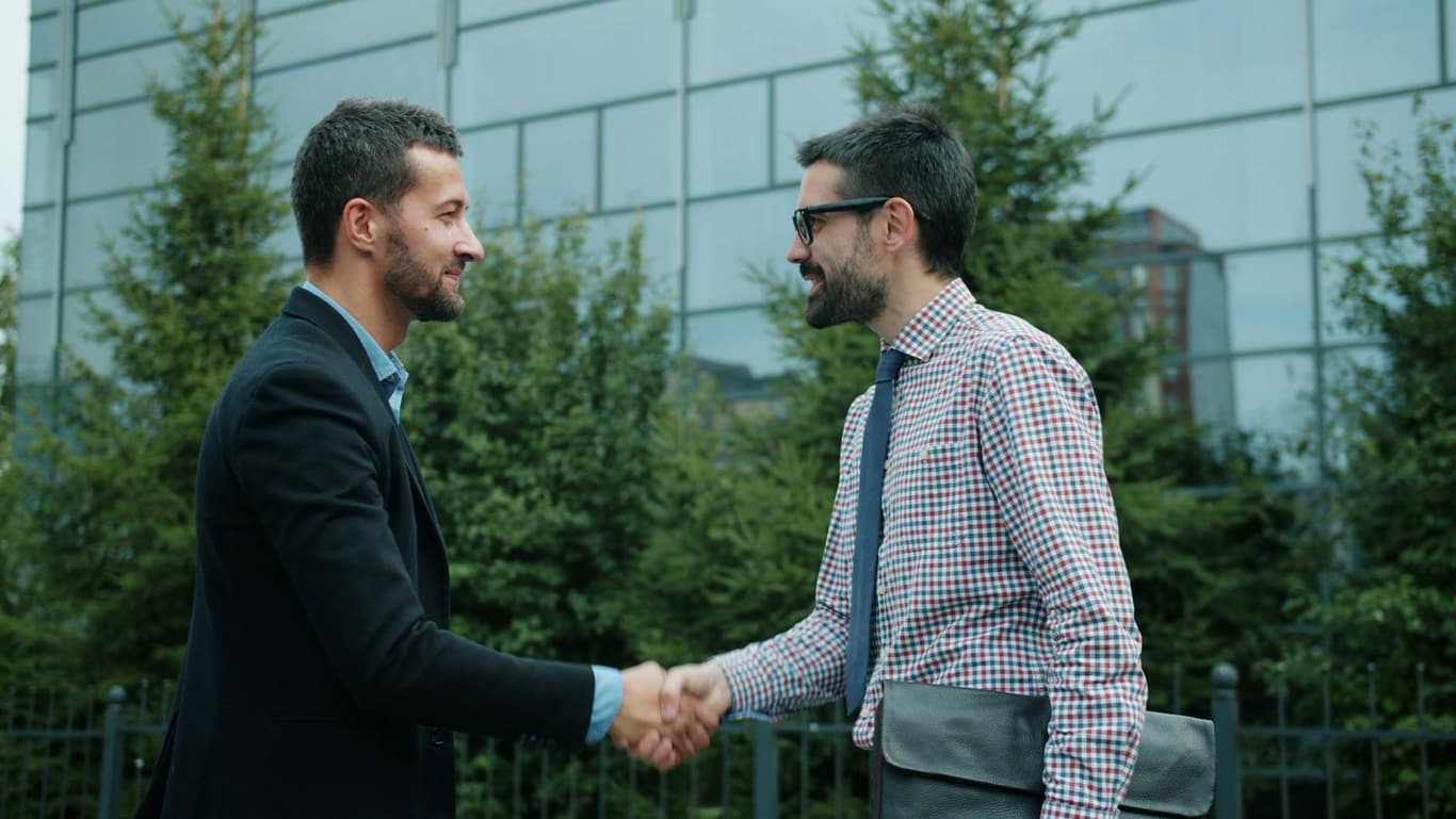 Geschäftsleute beim Händeschütteln im Büro während eines Partnerschaftsmeetings