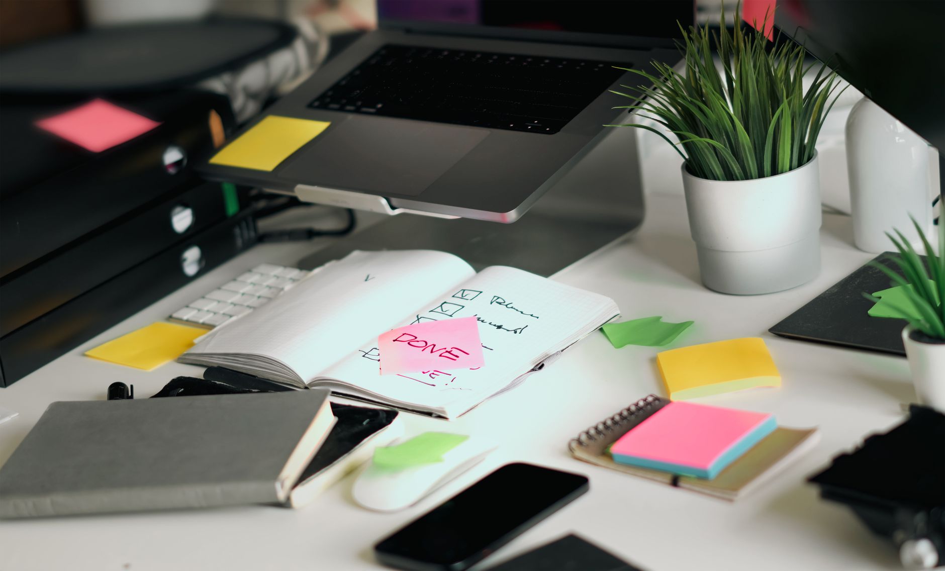 Arbeitsplatz mit Compliance-Checkliste und Geschäftsdokumentation
