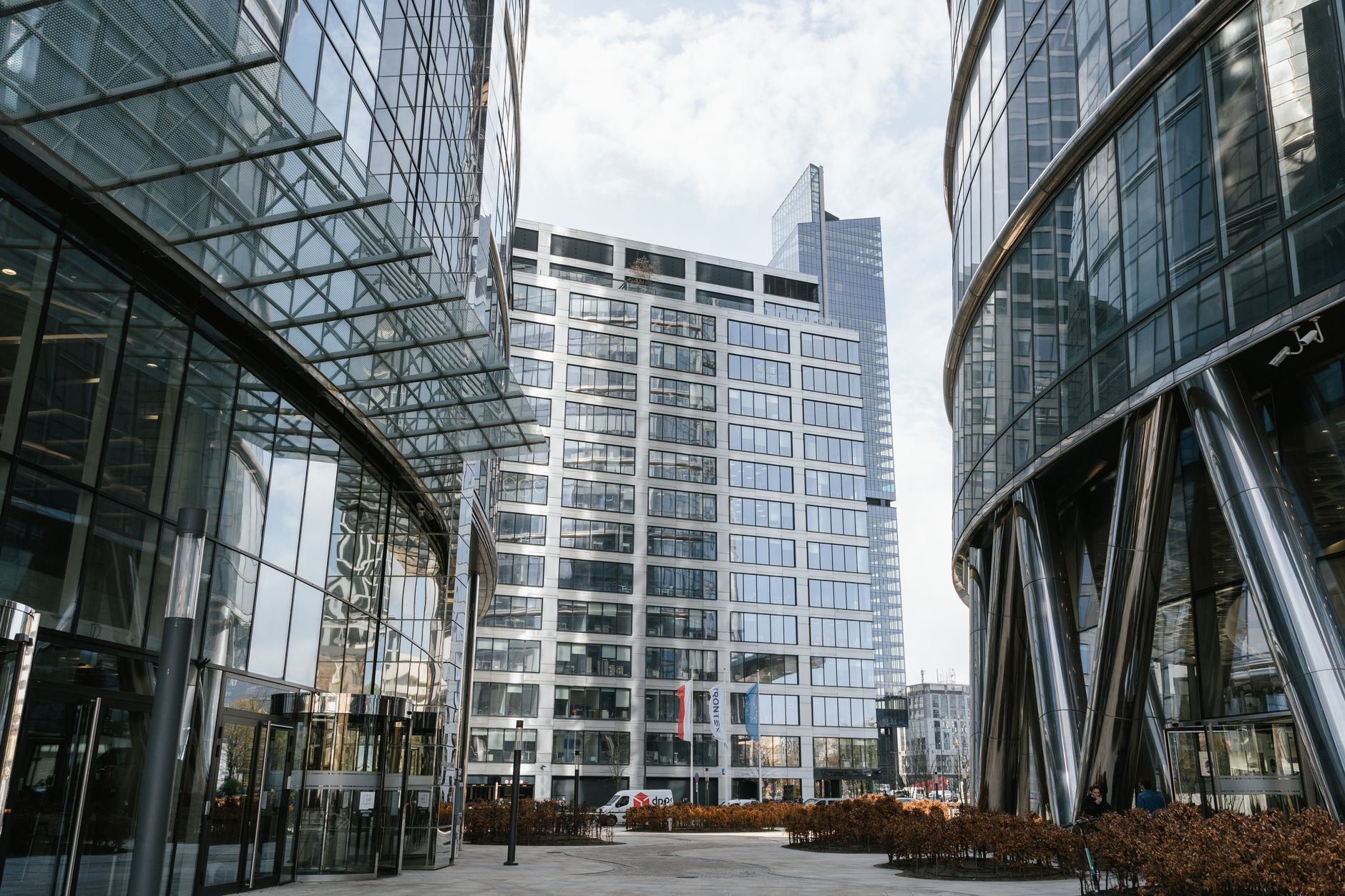 Europäisches Finanzdistrikt mit modernen Bürotürmen, symbolisiert EWR-weite Zahlungsinfrastruktur