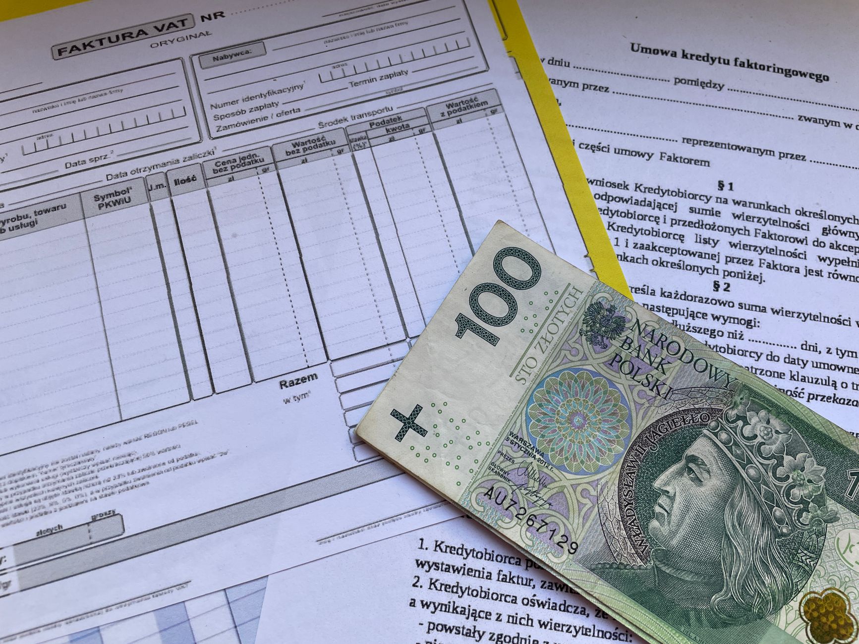 Währungsdokumente und Geschäftsunterlagen auf Schreibtisch, zeigt Multi-Currency-Verwaltung