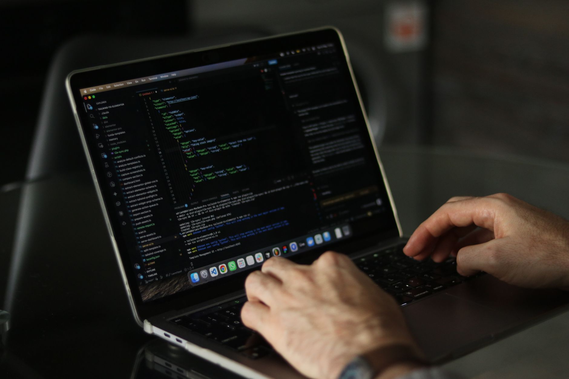 Entwickler arbeitet an Laptop mit Code, veranschaulicht API-Integration und Automatisierung